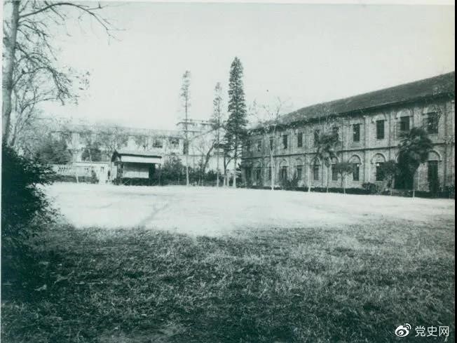 　　1927年3月18日，毛澤東出席在武昌舉行的河南武裝農(nóng)民代表大會(huì)，并作湖南農(nóng)運(yùn)狀況報(bào)告。圖為大會(huì)會(huì)場(chǎng)——武昌農(nóng)講所大操場(chǎng)。
